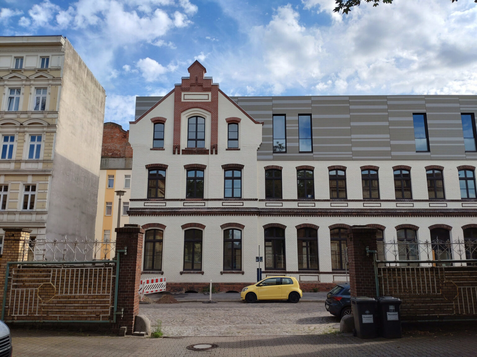 Wohn- und Geschäftshaus in historischem Ambiente in Magdeburg mit Metallfassade