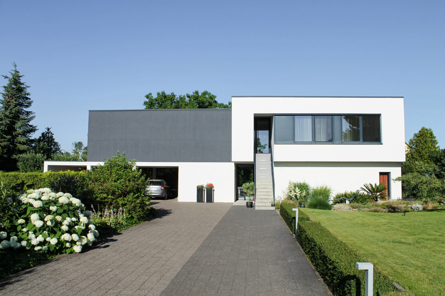zweifamilienhaus in magdeburg, zufahrt, neubau, sommer, sattler+täger architekten gmbh